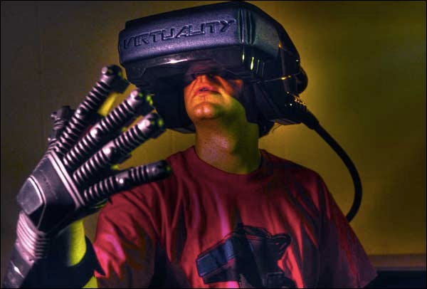 Um fone de ouvido da série Virtuality 1000.