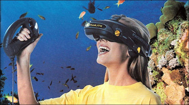 Uma mulher usando um headset Virtuality na década de 1990.