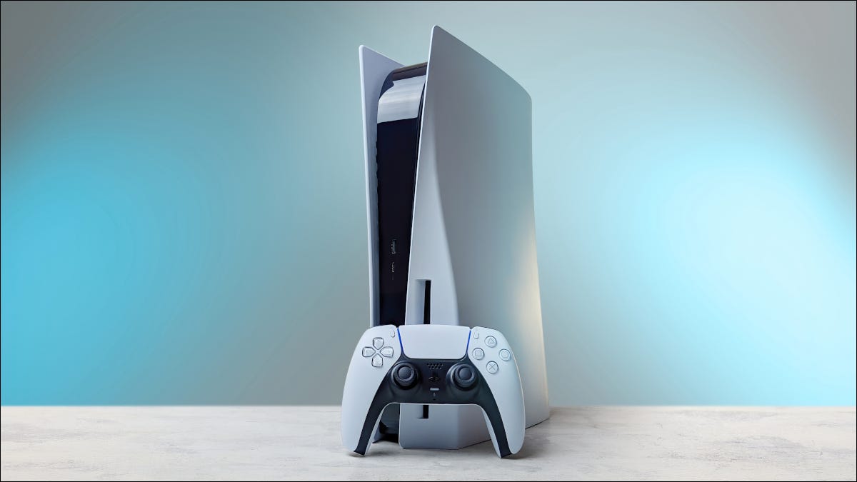 Console Playstation 5 branco e controle remoto