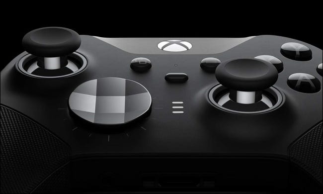 Controle Xbox Elite Series 2 em fundo preto