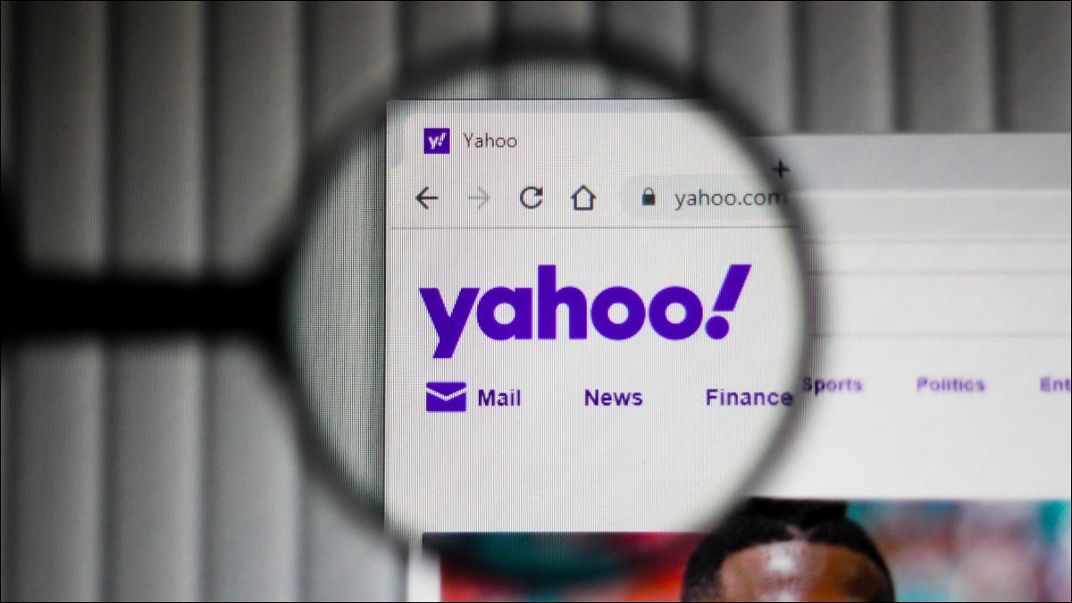 Logotipo do Yahoo no cabeçalho do site dentro de uma lupa