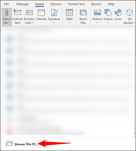 Clique em Anexar Arquivo > Procurar Este PC no Outlook na área de trabalho.