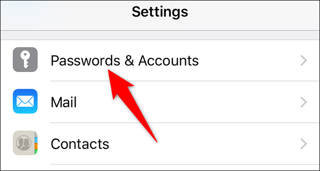 Selecione "Senhas e contas" em Configurações.