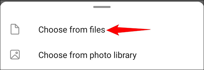 Toque em "Escolher de arquivos" no Outlook no celular.