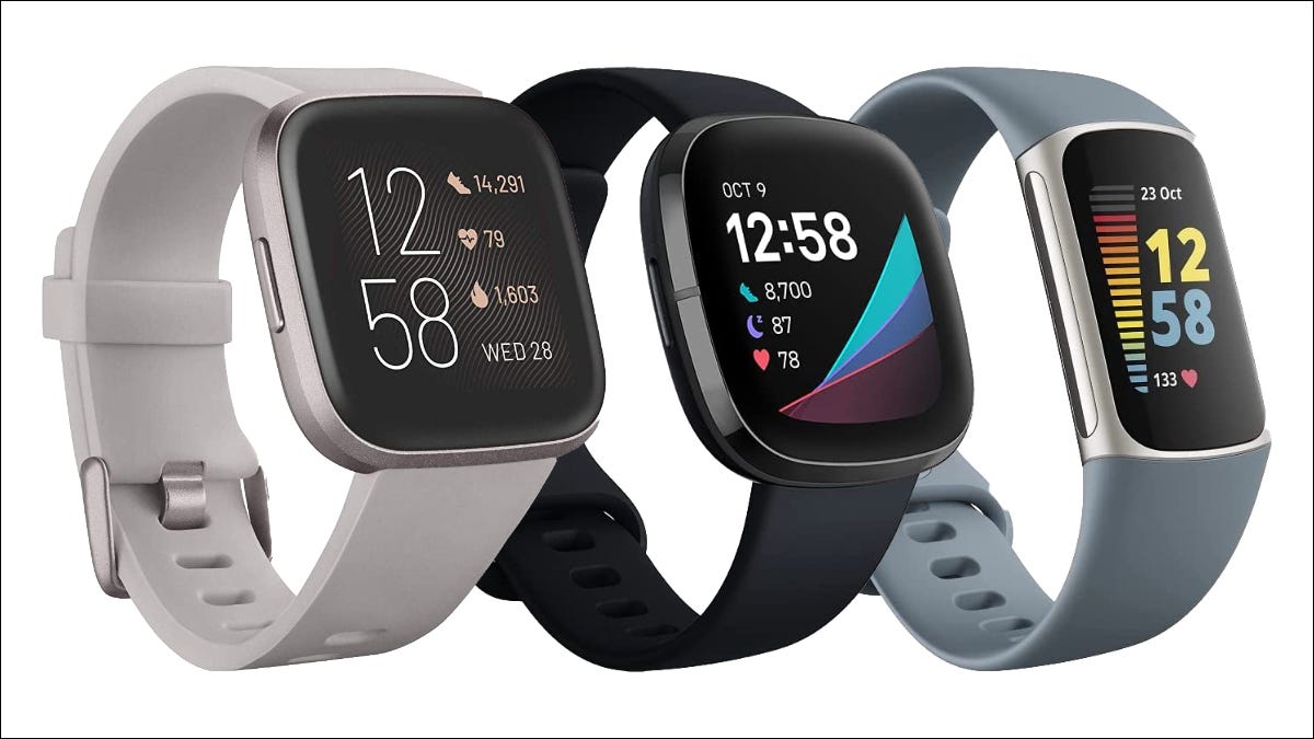 Fitbit Versa 2, Sense e Charge 5 alinhados da esquerda para a direita