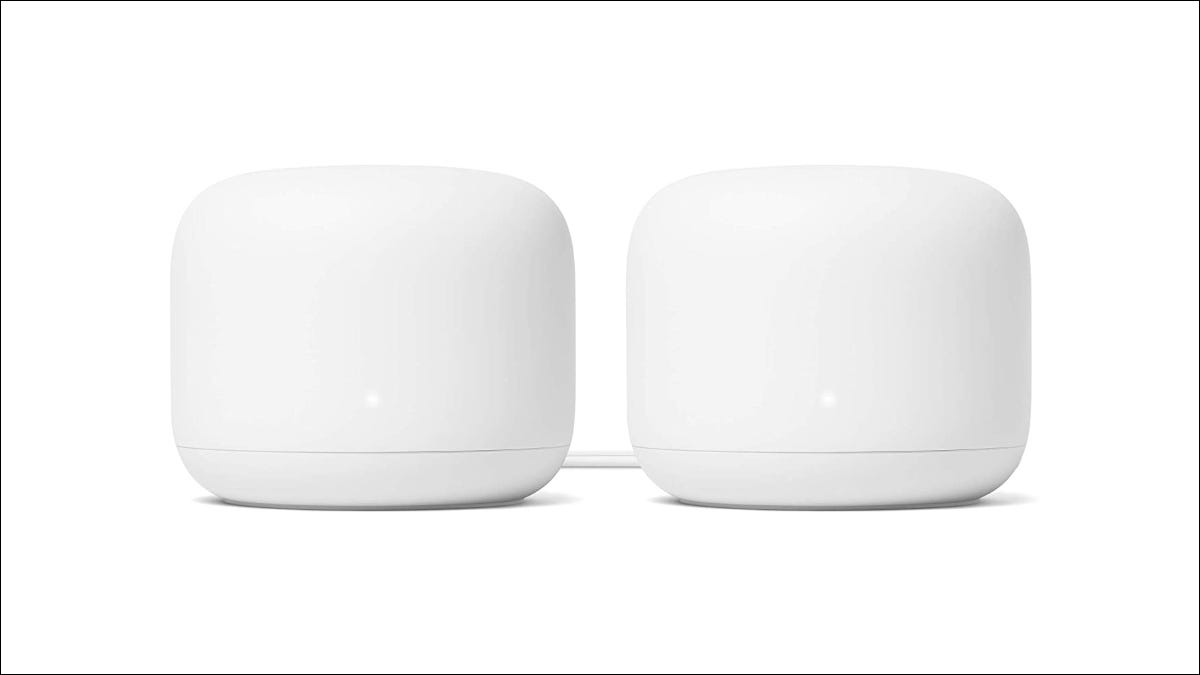 Dois roteadores Google Nest Wi-Fi alinhados lado a lado