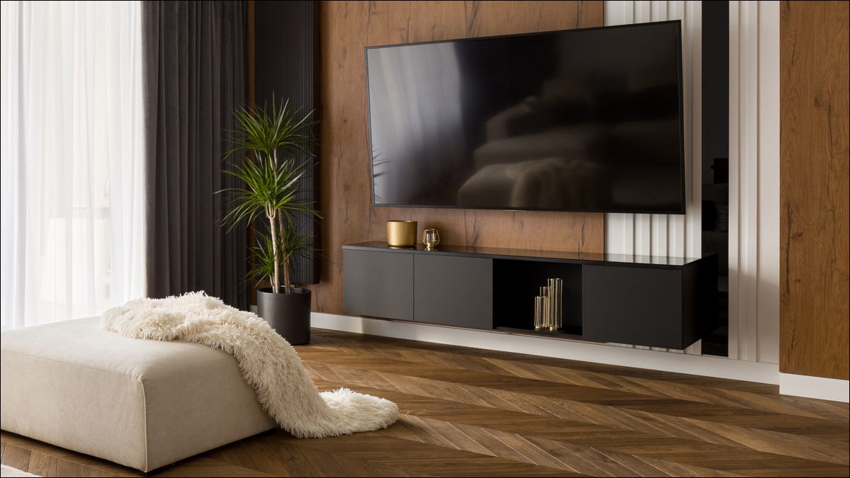 TV de tela grande na sala de estar