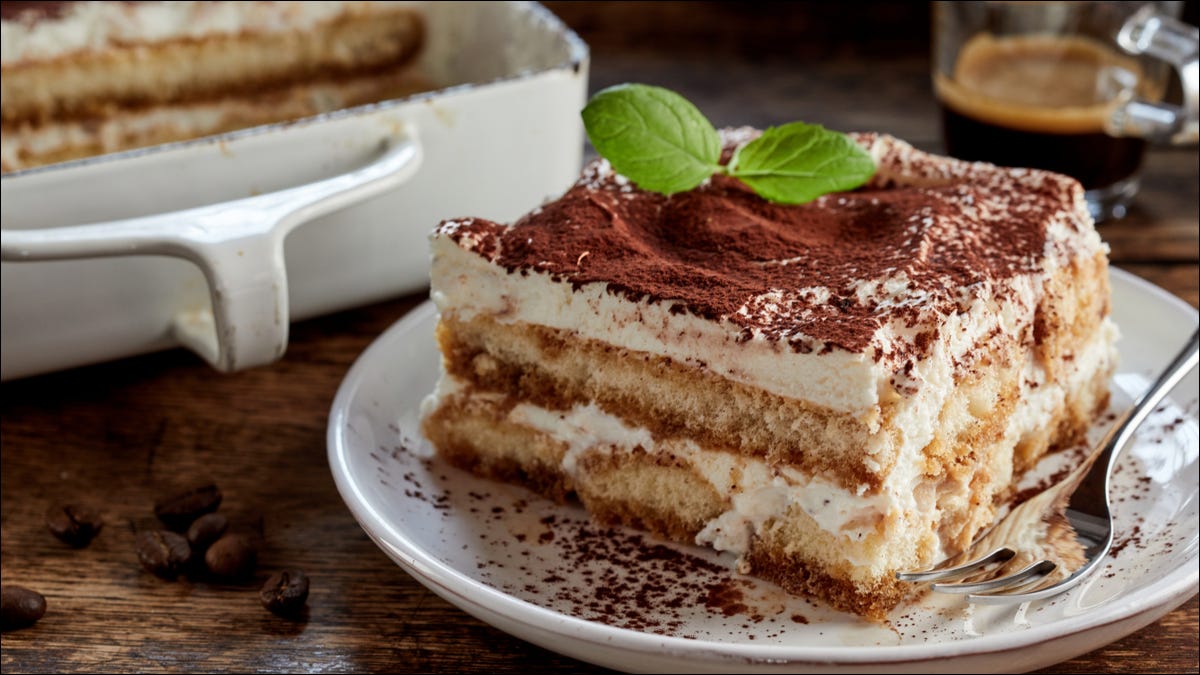 Alguns Tiramisu em uma mesa