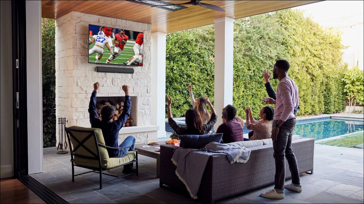 Amigos assistiram a um jogo de futebol em uma Smart TV Vizio V585-J01