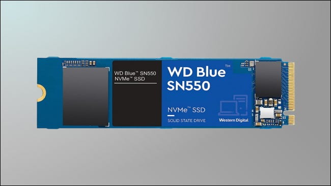 WD Blue SSD em fundo cinza