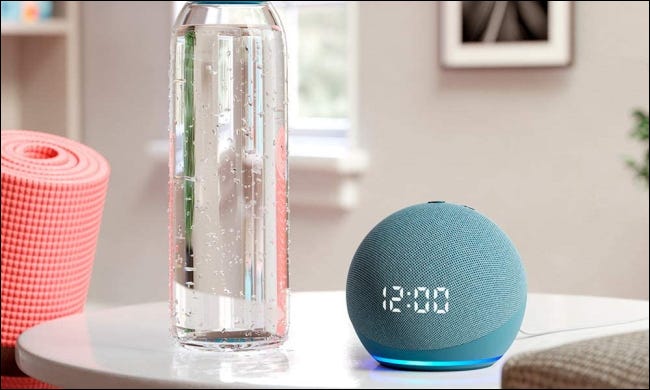 Amazon Echo Dot ao lado de água e tapete de ioga