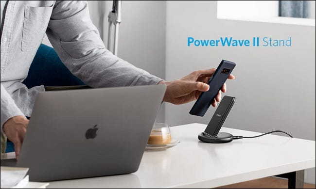 Anker PowerWave II sendo usado ao lado do Mac