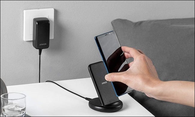 Anker Powerwave II na mesa de cabeceira