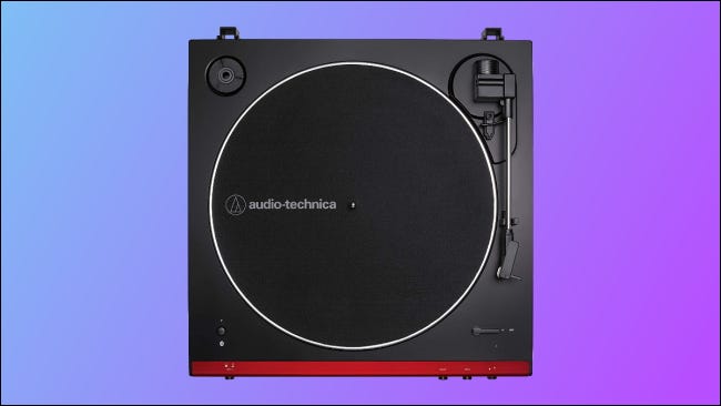 Audio-Technica AT-LP60X-BK em fundo azul e roxo