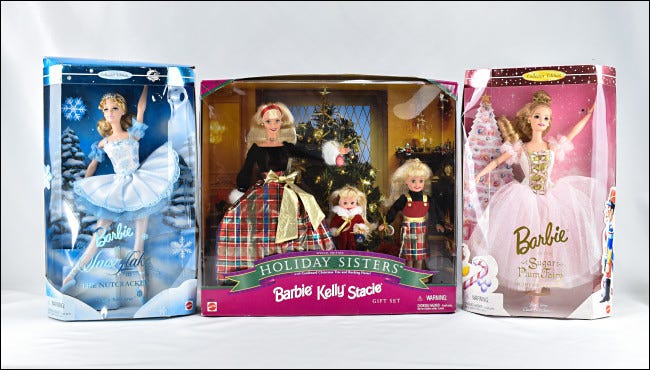 Várias bonecas Barbie em novas embalagens.