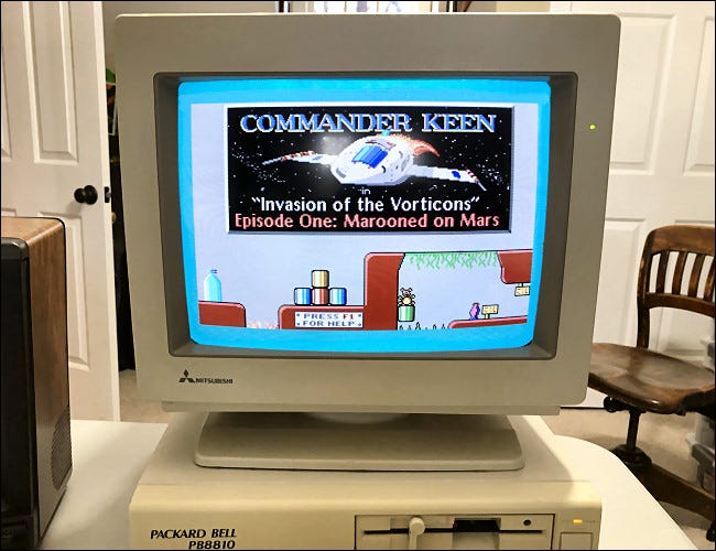 Um PC Packard-Bell com um monitor CRT executando o Commander Keen.
