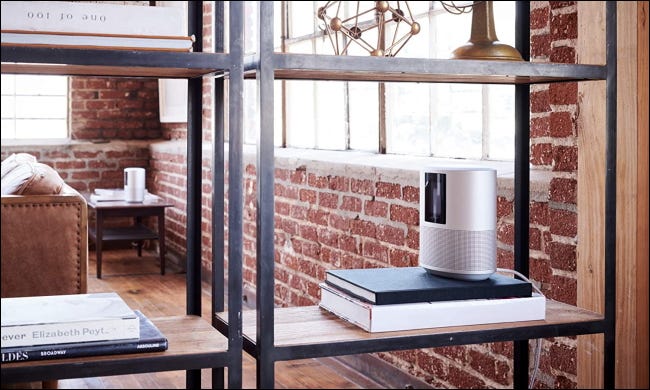 Bose Home Speaker em uma estante