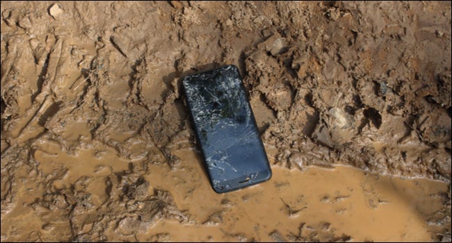 Telefone na lama.