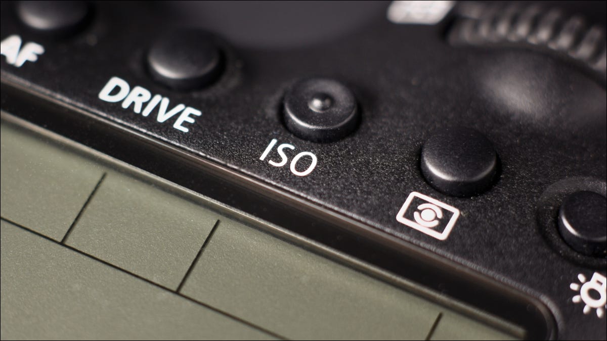 Close de uma tela de câmera Canon 6D mark2 com foco no botão ISO.