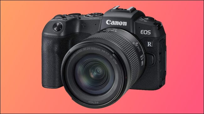 Canon EOS RP em fundo rosa