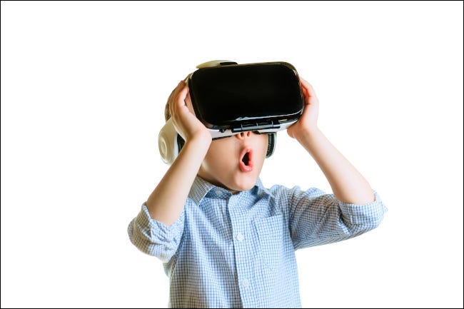 Criança com uma expressão de surpresa enquanto usava um fone de ouvido VR.