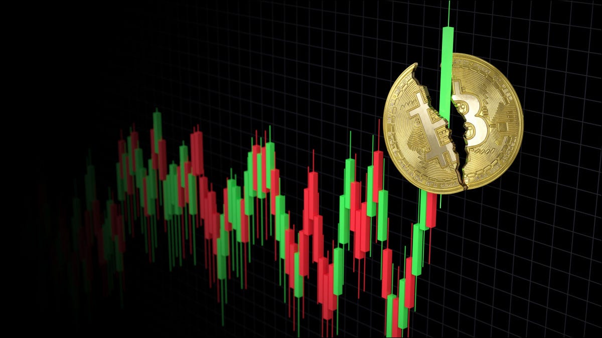 Um gráfico de vela de criptomoeda com um Bitcoin