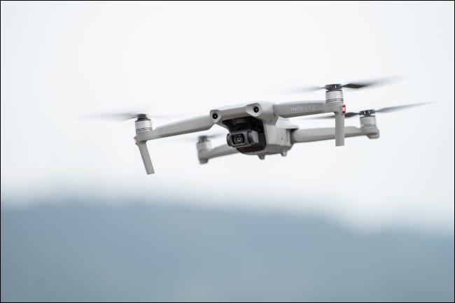 Um drone DJI Mavic Air 2 voando com montanhas ao fundo
