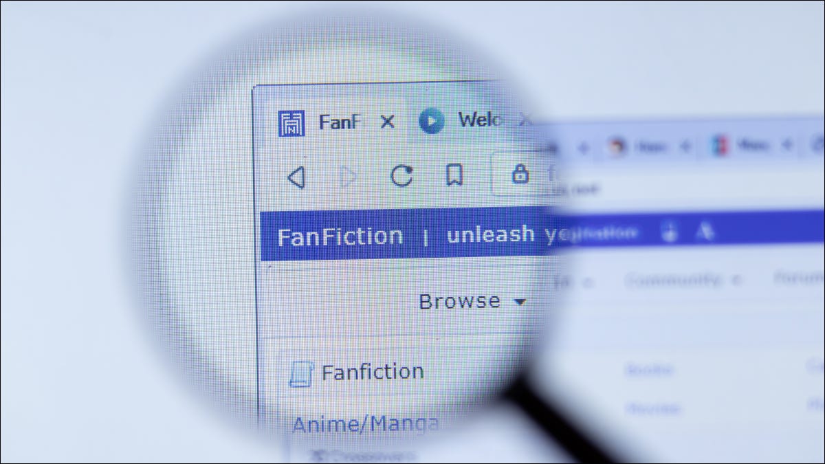 Lupa destacando a palavra "FanFiction" em um site.