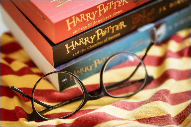 Close de uma pilha de livros de Harry Potter