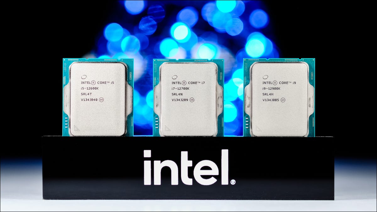 Uma vitrine da marca Intel exibindo a linha de processadores de desktop de 12ª geração.