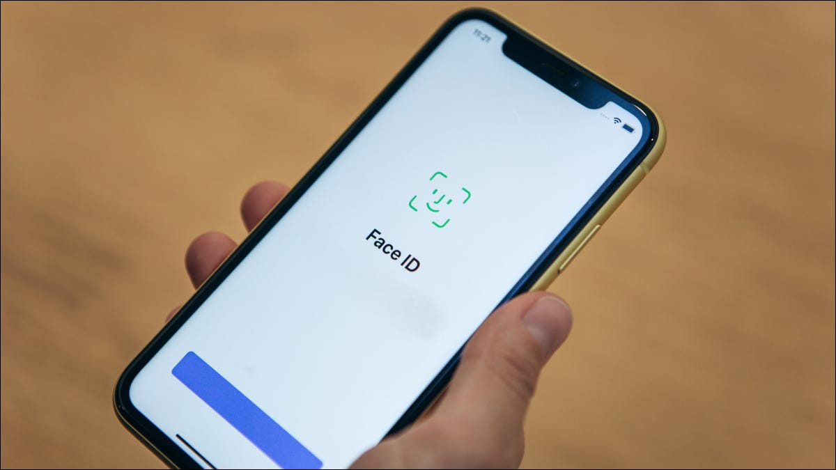 Um iPhone 11 mostrando a interface do Face ID.