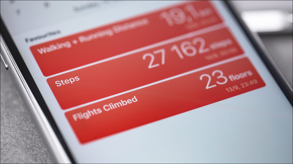 Close da tela de um iPhone, mostrando um contador de passos.