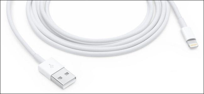 Um cabo Apple Lightning para USB
