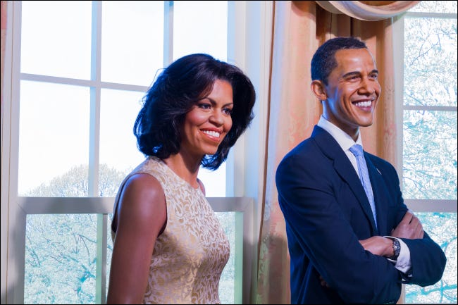Réplicas de cera de Michelle e Barack Obama em um museu.