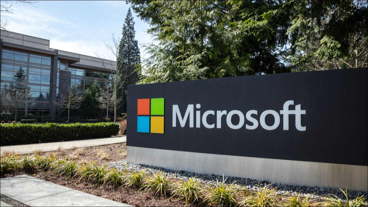Logo da Microsoft no campus