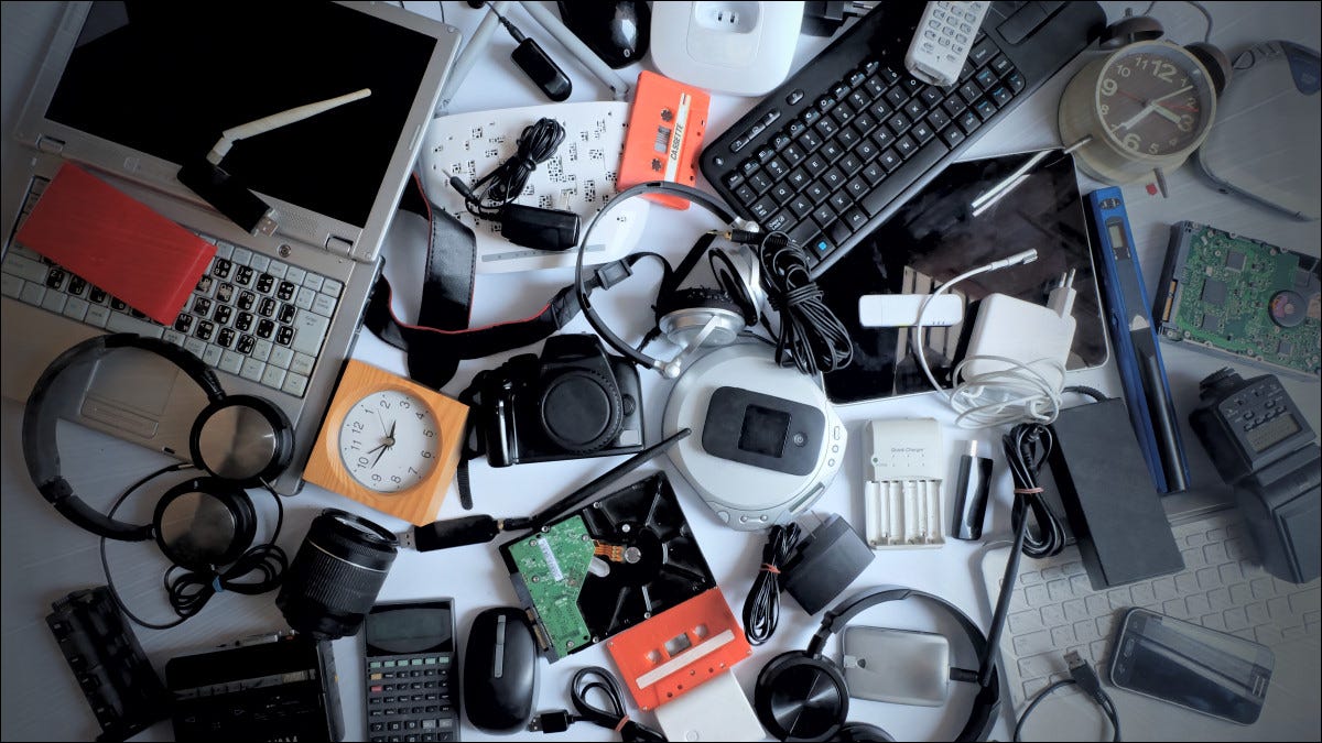 Uma pilha de gadgets obsoletos.