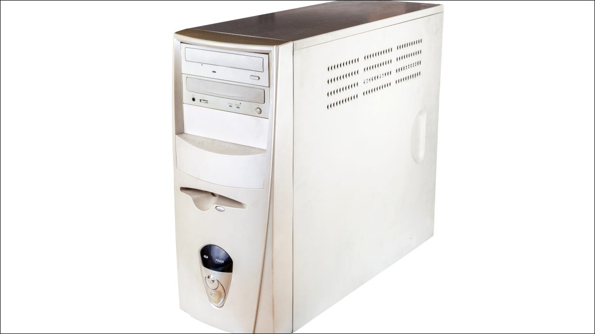 Uma torre de PC vintage com caixa de plástico branco.