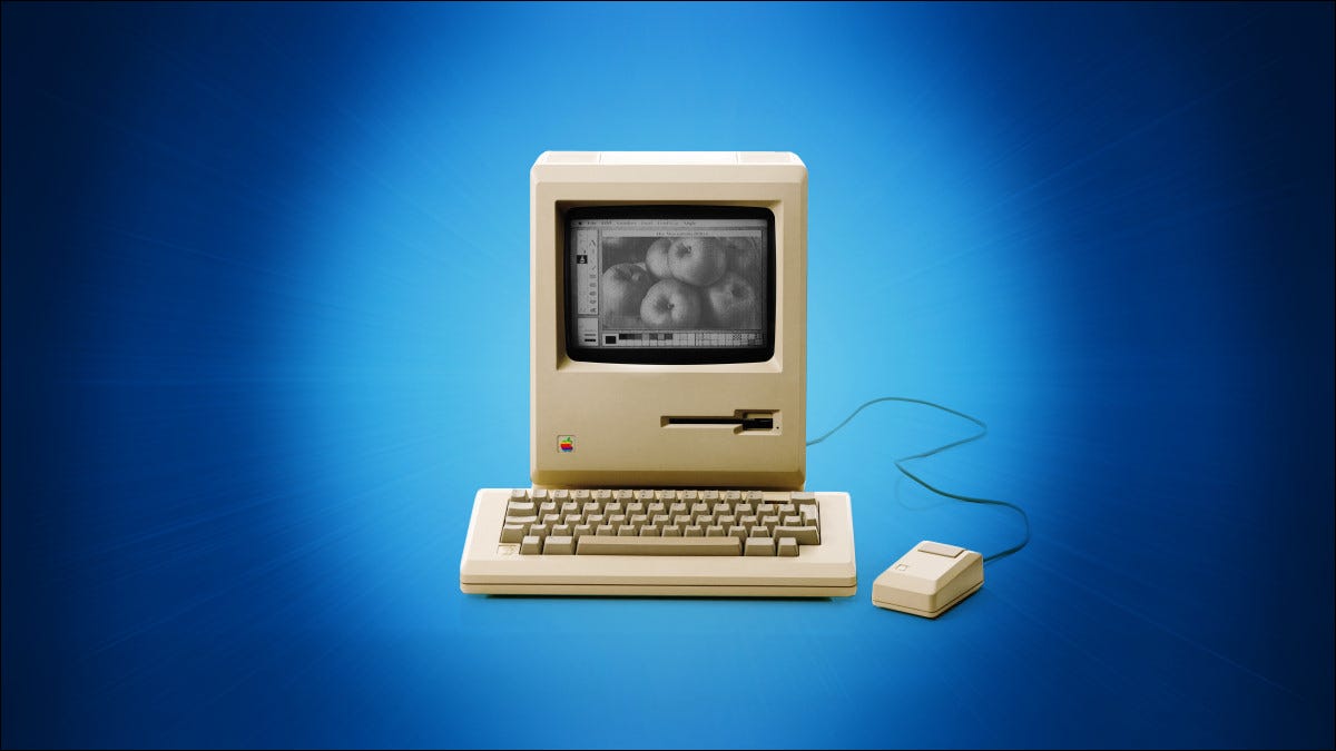 O Apple Macintosh original de 1984 em um fundo azul
