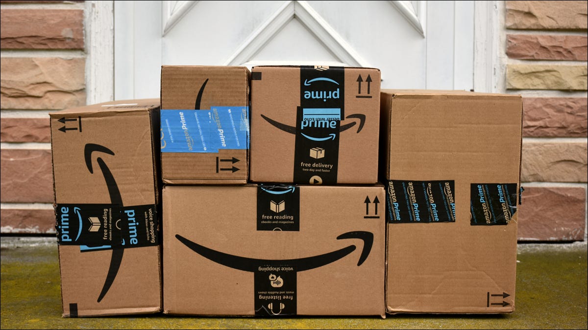 Uma pilha de caixas da Amazon