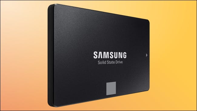 Samsung 870 EVO em fundo amarelo