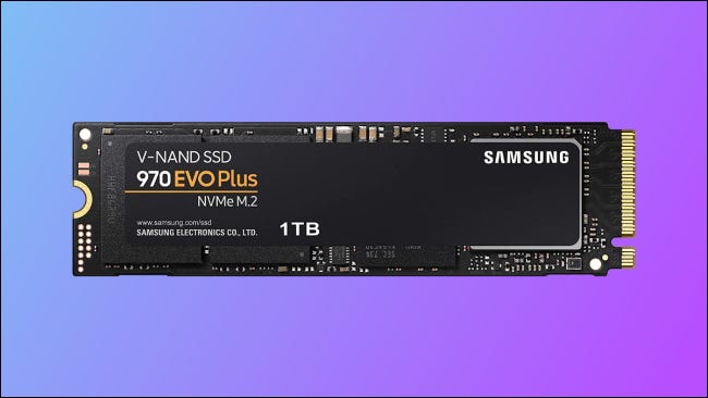 Samsung 970 Evo Plus em fundo azul e roxo e azul