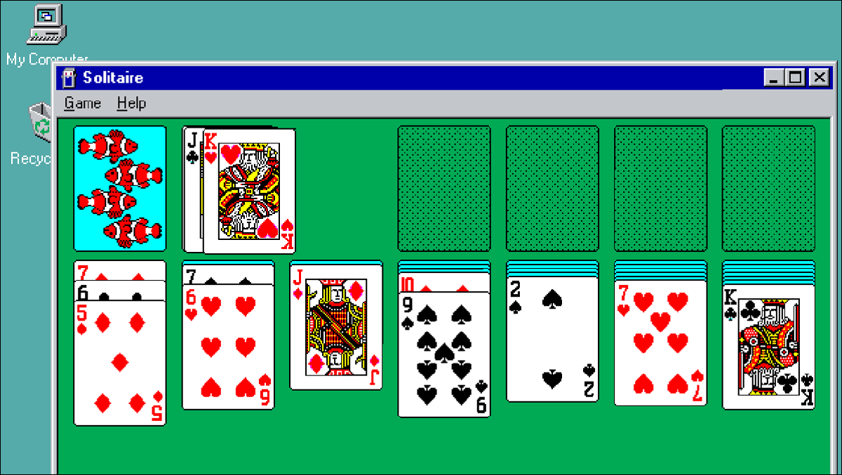 Jogando o clássico Solitaire no Windows 98.