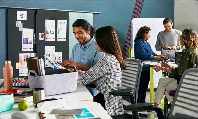 Cadeiras Steelcase sendo usadas no escritório