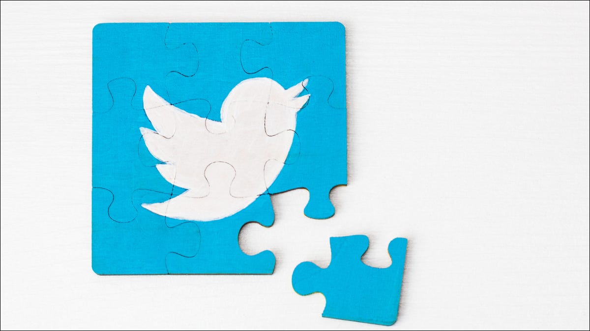 O logotipo do Twitter na forma de um quebra-cabeça com uma peça removida.
