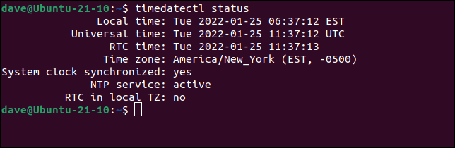 A saída do comando timedatectl usando o operador de status
