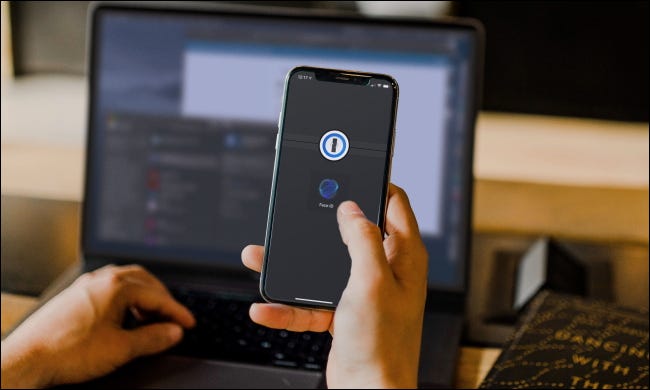 Pessoa usando 1Password no telefone