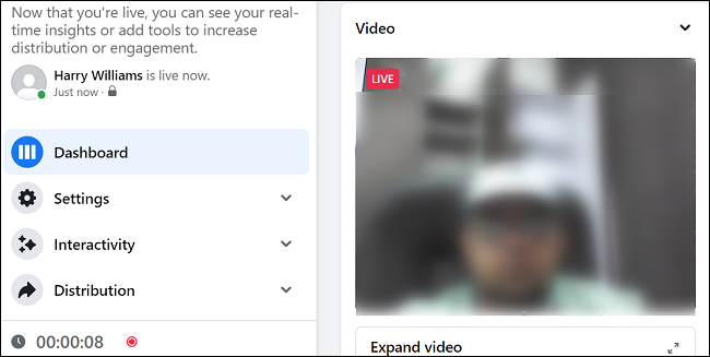 Transmissão de vídeo ao vivo no Facebook no desktop.