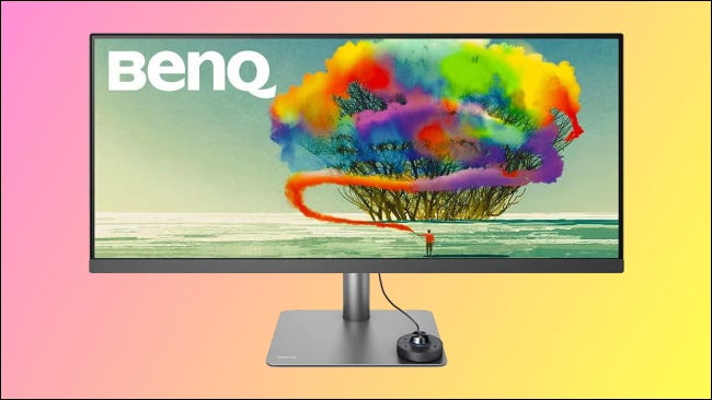 Monitor ultrawide BenQ em fundo rosa e amarelo