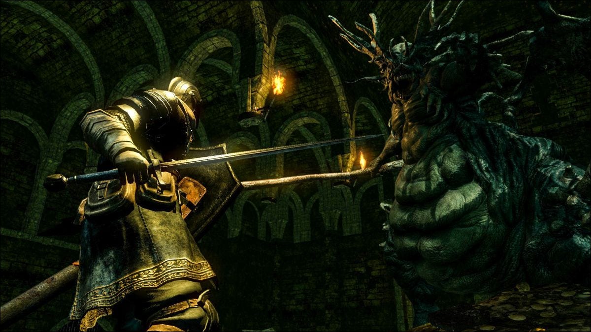 Jogador de Dark Souls lutando contra um inimigo.