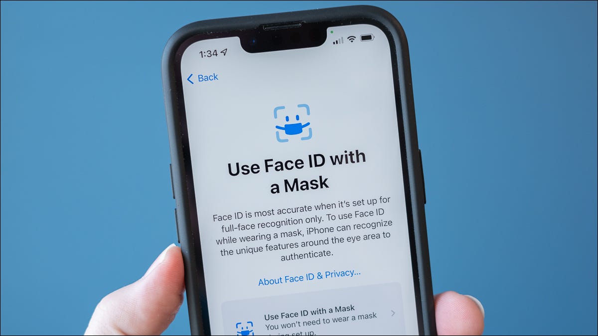 A tela "Usar Face ID com uma máscara" em um iPhone.